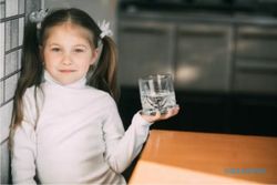 Jangan Sampai Dehidrasi, Ini Cara Mengatasi Anak Susah Minum Air Putih