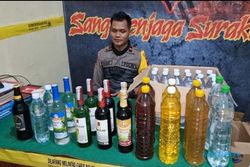 Polisi Gerebek Rumah Warga di Pajang Solo, Puluhan Botol Miras Disita