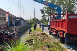 Kecelakaan Tunggal, Mobil Terjun dan Terbalik di Selokan Karangdowo Klaten