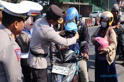 Operasi Zebra Candi 2023 Dimulai, Polres Semarang Bagi-bagi Helm