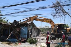 Belasan Bangunan Liar di Wonorejo Timur Surabaya Ditertibkan Satpol PP