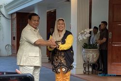 Yenny Wahid Sambangi Kediaman Prabowo Subianto, Umbar Senyum kepada Wartawan