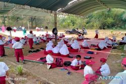 Sengketa Lahan Sekolah, 129 Siswa SDN di Bangkalan Terpaksa Belajar di Lapangan
