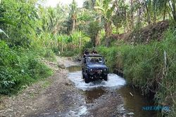 Seru! Pacu Adrenalin dengan Wisata Susur Sungai Naik Jip di Tuntang Semarang