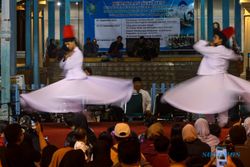Seratusan Orang Tonton Tari Sufi dan Ketoprak Sekaten di Masjid Agung Solo