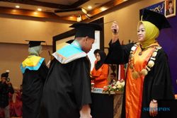 ITS PKU Muhammadiyah Surakarta Mewisuda 344 Lulusan, Rektor: Teruslah Belajar
