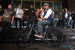 Naik Sepeda, Anies Baswedan Cek Kesehatan di RS Fatmawati Jelang Daftar Capres