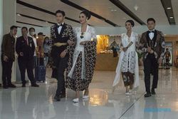 Peragaan Busana Batik Hibur Penumpang di Bandara Adi Soemarmo Boyolali