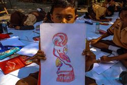 Sambut Event Sepak Bola Dunia, Siswa SD di Solo Gambar Logo Piala Dunia U-17