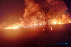 Setelah 11 Jam Kebakaran Pabrik Tripleks di Sukoharjo Belum Padam