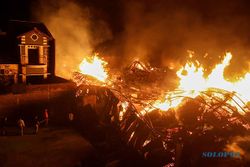 Petugas Gabungan Berjibaku Padamkan Kebakaran Gudang Rosok di Pasar Kliwon Solo