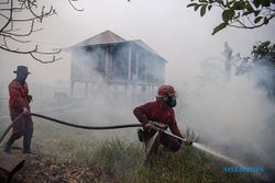 Kebakaran Lahan di Ogan Ilir Dekati Permukiman, Petugas Berjibaku Padamkan Api