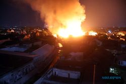 Penampakan Kobaran Api dari Kebakaran Gudang Rosok di Pasar Kliwon Solo