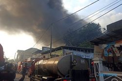 Kebakaran Gudang Kain di Grogol Sukoharjo, Asap Hitam Membumbung