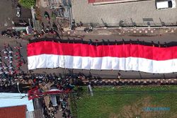 Kirab Bendera Merah Putih Raksasa Meriahkan Peringatan Maulid Nabi di Bogor