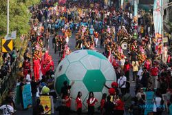 Meriah, Ribuan Warga Surabaya Saksikan Kirab Trophy Experience Piala Dunia U-17