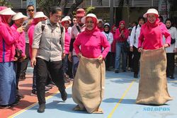 Iriana Jokowi Kunjungi Surabaya, Ikut Balap Karung hingga Bersih Pantai