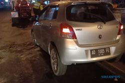 Mobil Yaris Tabrak Trotoar & Beton Pembatas Jalan di Bangjo Botol Karanganyar