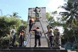 Sambut HUT TNI, Prajurit Kodim dan Warga Bersihkan Tugu MBKD di Kepurun Klaten