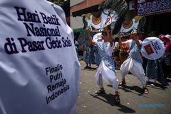 Aksi Menari Bersama Sukacita Rayakan Hari Batik Nasional di Pasar Gede Solo