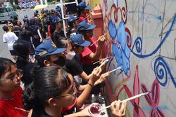 Aksi Ratusan Siswa SMP Kanisius 1 Solo Buat Mural di Tembok Sekolah