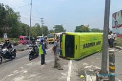 Rem Blong, Minibus Rombongan Santri Asal Purworejo Terguling di JLS Salatiga