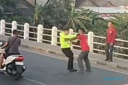 Pria Diduga ODGJ Ngamuk dan Tendang Polisi di Jembatan Ngemplak Solo 