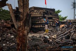 Tim Labfor Polda Jateng Olah TKP Kebakaran Gudang Rosok di Pasar Kliwon Solo