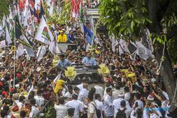 Momen Prabowo-Gibran Daftar Pilpres ke KPU, Diantar Ribuan Pendukung