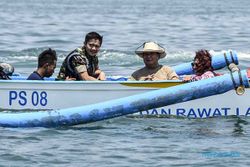 Menhan Prabowo Subianto Bagikan Bantuan 10 Perahu Nelayan di Pangandaran