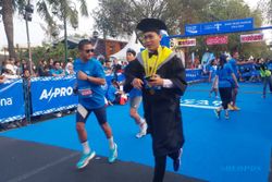Unik! Pelari Pocari Sweat Sport Run Tourism Solo 2023 Pakai Toga Rayakan Wisuda