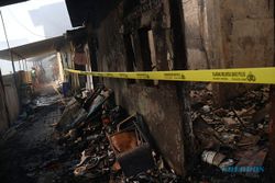 Garis Polisi Terpasang di Rumah Warga Terdampak Kebakaran Gudang Rosok di Solo