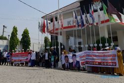 Mangayubagyo, Puluhan Pendukung Anies-Muhaimin Turut Datangi KPU Sragen