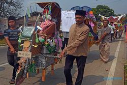 Kirab Tradisi Pembagian Sedekah Perayaan Maulid Nabi di Serang Banten