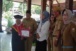 215 Siswa Sekolah Lansia Pancasila Kenteng Bandungan Semarang Diwisuda