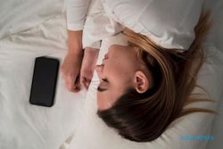 Ketahui Bahaya Kebiasaan Tidur dengan Ponsel di Dekat Tubuh