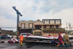 Baliho Raksasa di Jalan Solo-Jogja Delanggu Klaten Ambruk Disapu Angin Ribut