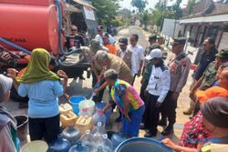 Pemprov Jateng Kirim Bantuan Air ke Tumpukan Klaten, Langsung Diserbu Warga