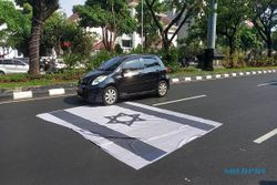 Aksi Bela Palestina, Bendera Israel Ditempel di Aspal Jalan Pahlawan Semarang