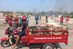 Sudah Kosong, Ratusan Orang Bersih-bersih Eks Pasar Darurat Pasar Gedhe Klaten