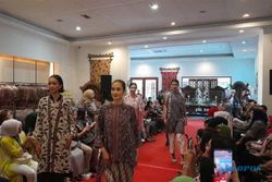 Pesona Jawa Klasik  Batik Danar Hadi dalam Fashion Show Rukmasara