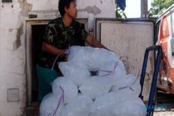 Cuaca Panas, Pabrik Es Batu Kristal di Semarang Batasi Pembelian