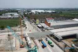 6 Balok Girder Penghubung Jalan Tol Solo-Jogja dan Trans Jawa Berhasil Dipasang