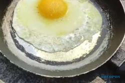 Panas Pol! Ibu di Klaten Goreng Telur Hanya Pakai Terik Matahari, Ini Hasilnya