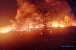 Petugas Damkar Soloraya Ikut Padamkan Api yang Melalap Pabrik Triplek Polokarto