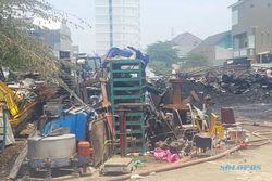 Petugas Lakukan Pendinginan Lokasi Kebakaran Gudang Rongsok di Pasar Kliwon