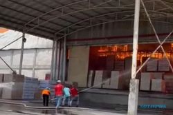 Pabrik Tisu di Mojokerto Terbakar, Seorang Karyawan Meninggal saat Padamkan Api