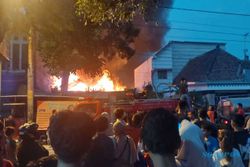 Kebakaran Gudang Rongsok, Relawan Tutup Akses Jl Kyai Mojo Solo