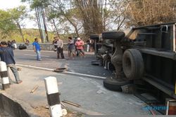 Truk Terguling di Tanjakan Imogiri, Sopir Truk Meninggal & Pemotor Patah Tulang