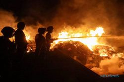 17 Unit Damkar Solo dan Soloraya Turut Padamkan Kebakaran Gudang Rongsok